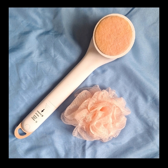 Flawless Finishing Touch Spa Body Brush and DR Teal's Foaming Bath - Picture 4 of 10